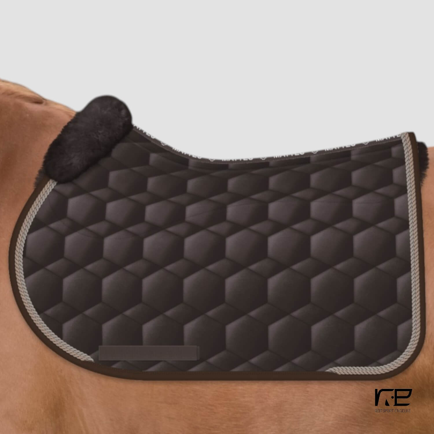 Mattes Lammfellschabracke Steppstoff Glanz Braun 2 Kordeln