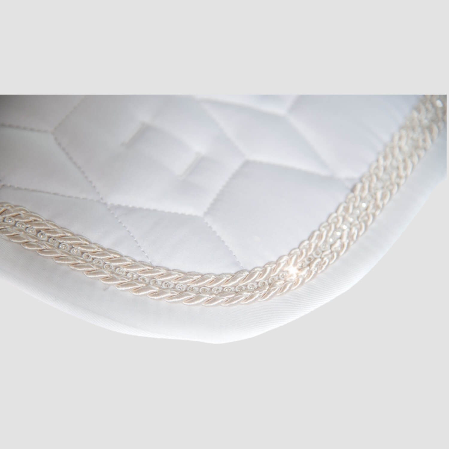 Mattes Schabracke Dressur Samt weiß/Strass mit Lammfell vorne und hinten