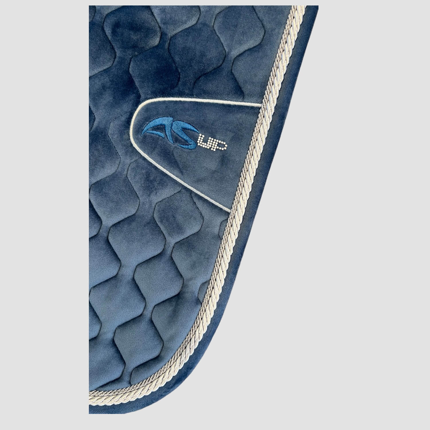 Samtschabracke Anna Scarpati m. 2 Kordeln und Crystal Steinen am Logo