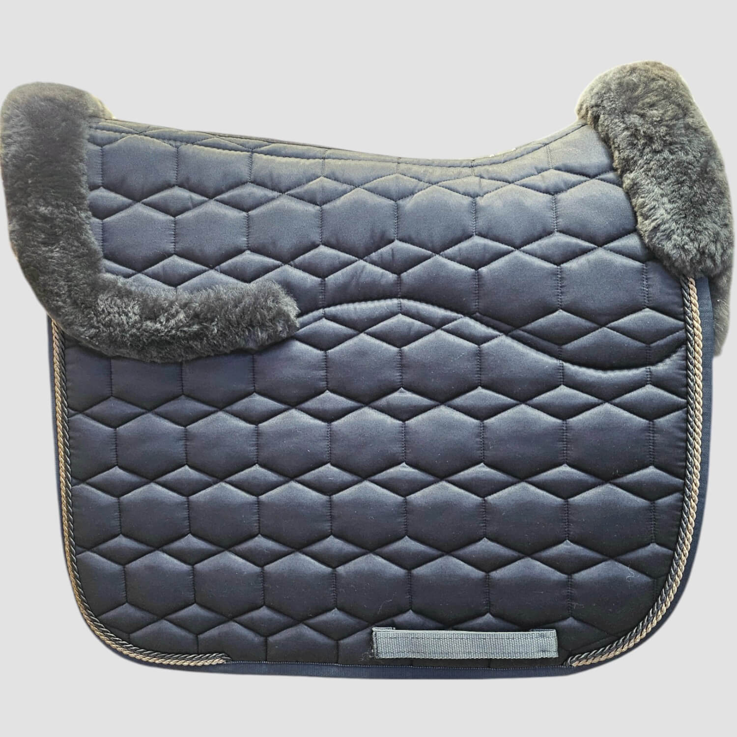 Mattes Dressur Schabracke Graphite Rand vorne und hinten Lammfell im Kissenbereich