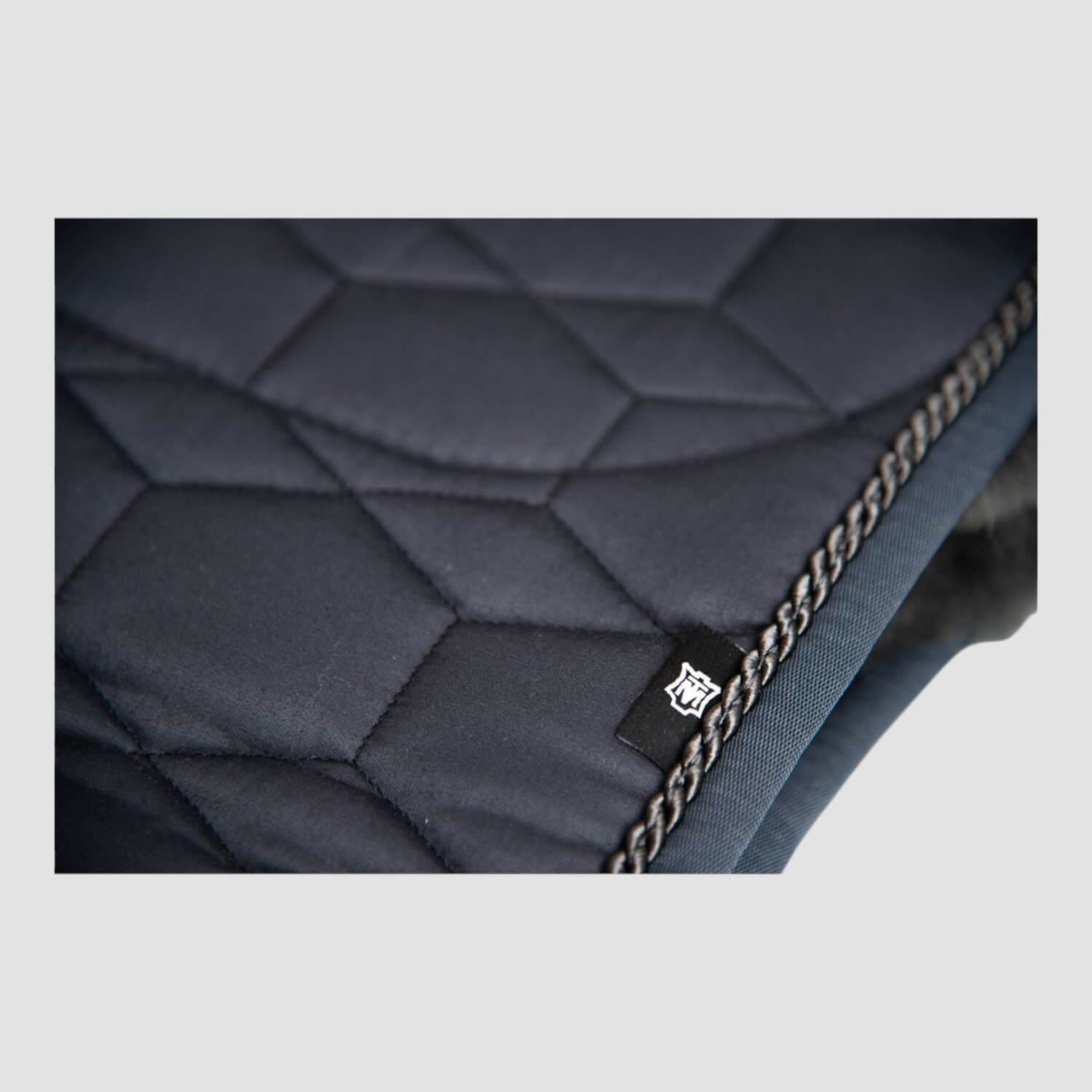 Mattes Dressur Lammfellschabracke Rand vorne und hinten Graphit/Graphit