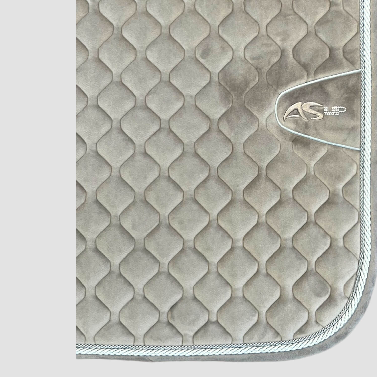 Samtschabracke Anna Scarpati m. 2 Kordeln und Crystal Steinen am Logo