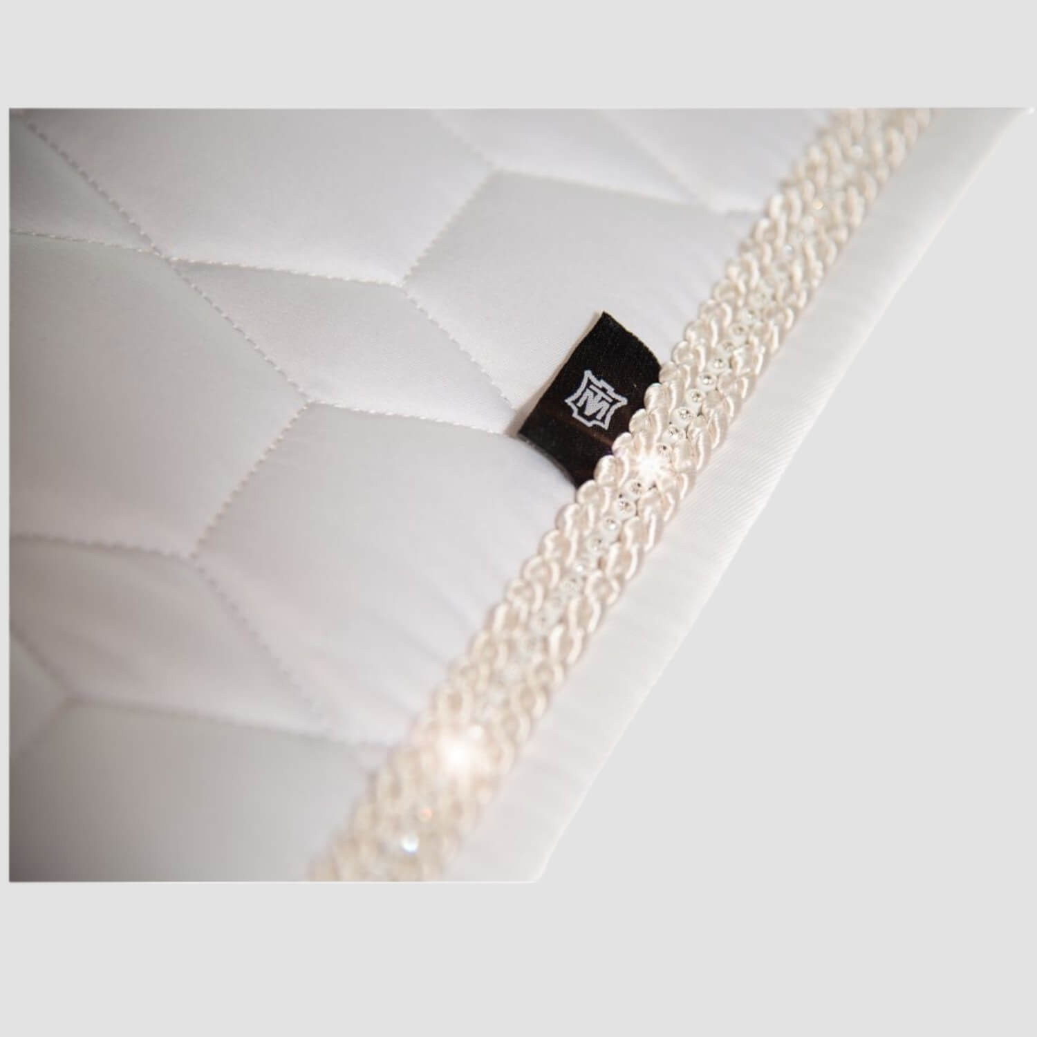 Mattes Schabracke Dressur Samt weiß/Strass mit Lammfell vorne