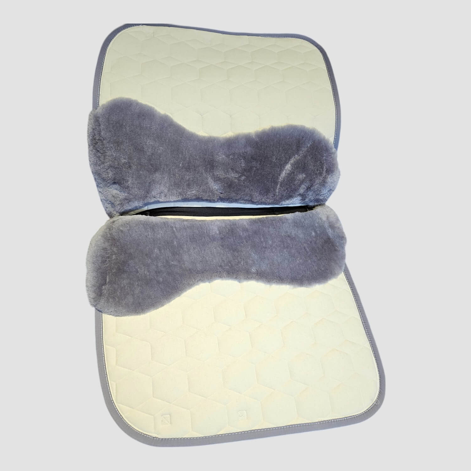 Mattes Dressurschabracke Lammfell vorne, hinten u.Kissenbereich Walnuss/Grau